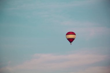 Yeşil çeltik tarlasının üzerinde sıcak hava balonu. Doğa ve mavi gökyüzü arkaplanı bileşimi. Yüksek kalite fotoğraf