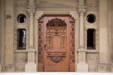 Sağlam ahşap kapılar. Bielefeld 'deki tarihi belediye binası. Almanya. Yüksek kalite fotoğraf