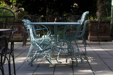 Mavi ütü ya da metal masa ve açık kafede sandalyeler. Yüksek kalite fotoğraf