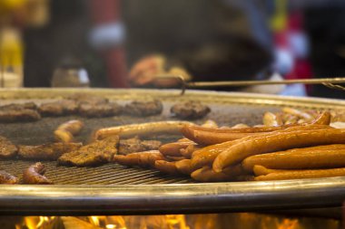 Bir markette tipik Alman sosislerini ızgara yapmak, Ekim Festivali, Almanya 'da Noel pazarları. Yüksek kalite fotoğraf