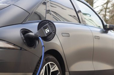 Elektrikli araba şarjına yakın çekim, ekoloji ulaşımı eşdeğer. 