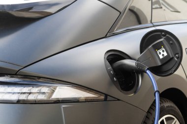 Elektrikli araba şarjına yakın çekim, ekoloji ulaşımı eşdeğer. 