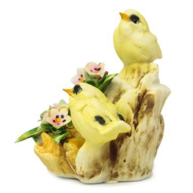 İtalya 'daki Capodimonte porselen kuşları. Sarı kuşlar tahta bir bagajda otururlar.. 
