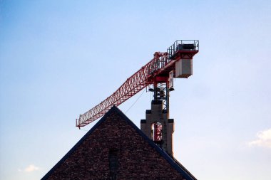 İkonik İnşaat Turnası Tarihi Kırmızı Tuğla Binası, Mavi Gökyüzü Arkaplanı. Yüksek kalite fotoğraf