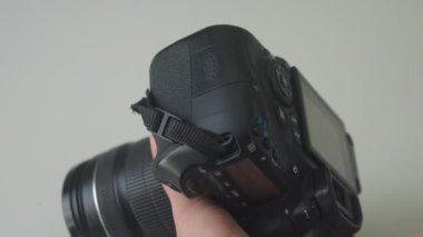 DSLR Yakın Çekim 'e SD Kart Ekleme ve Çıkarma