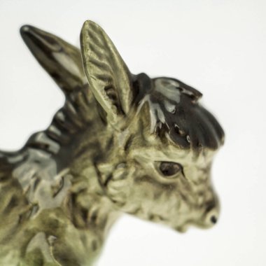 Beyaz sırtında izole edilmiş porselen eşek. Yüksek kalite fotoğraf