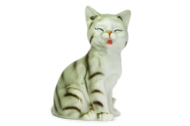 Beyaz izole edilmiş arka planda bir kedinin antik heykelciği. Vintage porselen 