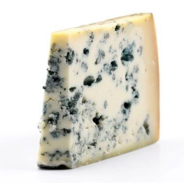 Beyaz arka planda izole edilmiş büyük bir parça küflü peynir.