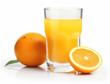 Beyaz zemin üzerine portakal suyu bir bardak