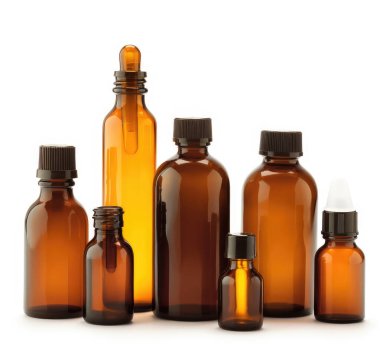 Kozmetik için çeşitli kehribar cam şişeleri, doğal ilaçlar, temel yağlar veya beyaz arka planda izole edilmiş diğer sıvılar, üst görünüm