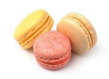 Renkli Fransız vanilyalı badem kurabiyeleri, beyaz arka planda izole edilmiş, üst manzara.