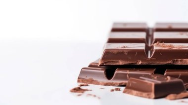 Fotokopi alanı beyaz arkaplanlı lezzetli çikolata.