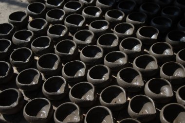 El yapımı kil lambalar, diya, gün doğumunda kuru tutmak için derin