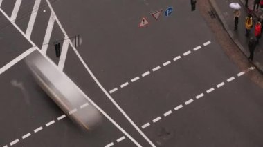 Yağmurlu bir günde yaya geçidinde trafik ışıklarıyla zaman geçiyor. en üstteki görünüm