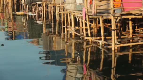 竹杆上茅屋在海水中的倒影 — 图库视频影像