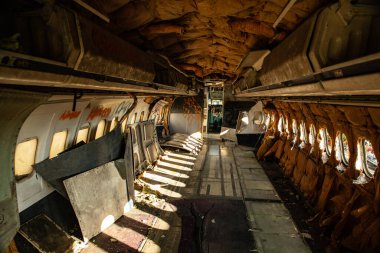 Kırık eski bir uçağın açık çerçevesi. 