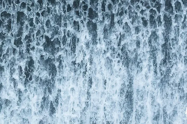 天然盆地河流闭合形成的小瀑布 — 图库照片