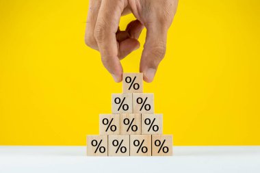 Ahşap Oyuncak Bloğunda Eller Yüzdelik İşaretleri Yığıyor