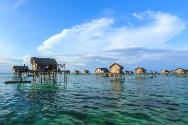 Güzel manzara borneo deniz çingene su köyü Bodgaya Mabul Island, Semporna Sabah, Malezya göster.