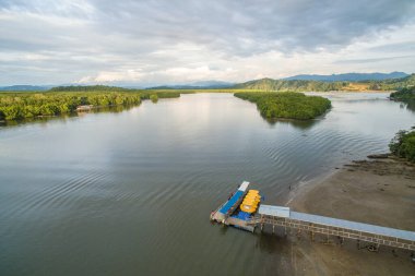 Mengkabong Nehri, Tuaran, Sabah günbatımında hava manzarası