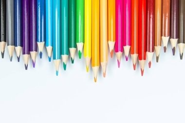 Beyaz arkaplanda izole edilmiş renkli kalemler