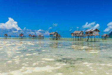 Güzel manzara borneo deniz çingene su köyü Maiga Island, Semporna Sabah, Malezya göster.