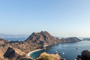 Flores, Endonezya 'daki Komodo adalarındaki Padar adasının manzara manzarası.