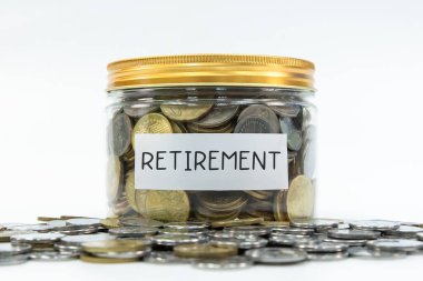 Bozuk para kavanozundaki emeklilik etiketi beyaz arkaplan