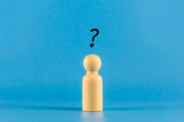 Mavi arka planda Soru İşaretli Tahta Şekil.