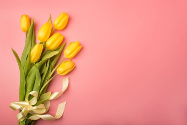 Bahar kartı: Sarı Lale mercan bir arka plan üzerinde. Görünümü en çok, yat.