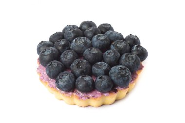 Beyaz arka planda yaban mersinli mini tart, yakın plan.