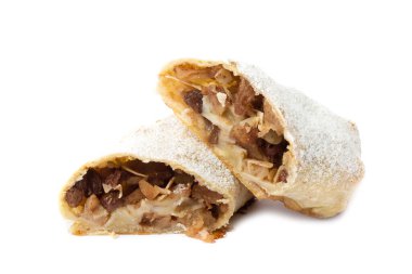 Stüdyo yakın çekim, beyaz arka plan üzerinde izole lezzetli apfelstrudel (elmalı turta)