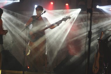 Womn bas gitaristi bir konserde
