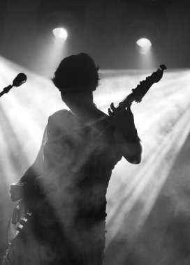 Womn bas gitaristi bir konserde