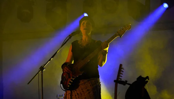 Womn Bass Player Performing Concert — Stock Photo, Image