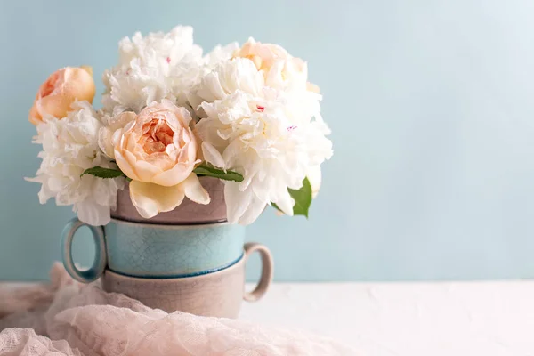 Ρομαντική Κάρτα Τρυφερά Πολύχρωμα Καλοκαιρινά Τριαντάφυλλα Και Παιώνιες Λουλούδια Μπλε — Φωτογραφία Αρχείου
