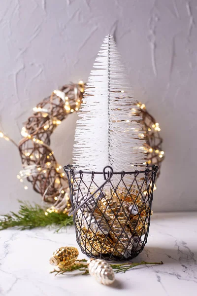 Neujahrsdekoration Dekorativer Weißer Weihnachtsbaum Korb Mit Glaskegeln Und Festlichen Bokeh — Stockfoto