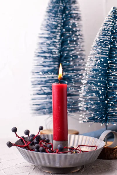 Ωραία Χριστουγεννιάτικα Στολίδια Κόκκινο Αναμμένο Κερί Ρουστίκ Θήκη Wid Μπλε — Φωτογραφία Αρχείου