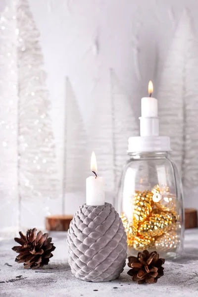 Σύνθεση Χριστουγεννιάτικα Στολίδια Καμένα Κεριά Γυάλινο Κηροπήγιο Χρυσούς Διακοσμητικούς Κώνους — Φωτογραφία Αρχείου