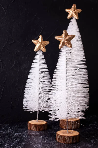 Χριστουγεννιάτικη Κάρτα Διακοσμητικά Λευκά Δέντρα Διακοπών Χρυσά Αστέρια Μαύρο Υφή — Φωτογραφία Αρχείου