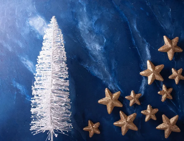 Πρωτοχρονιάτικα Στολίδια Διακοσμητικό Λευκό Δέντρο Διακοπών Και Χρυσά Αστέρια Κατά — Φωτογραφία Αρχείου