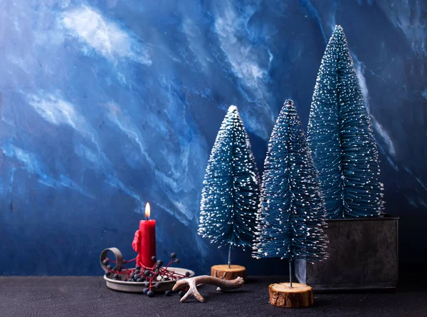 Kırmızı Mavi Noel Süslemeleri Kırsal Alanda Yanan Kırmızı Mum Mavi — Stok fotoğraf