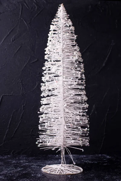 Een Kerstkaart Decoratieve Eenvoudige Witte Vakantieboom Zwart Tegen Zwarte Textuur — Stockfoto