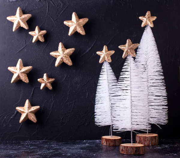 Vánoční Pohlednice Dekorativní Bílé Vánoční Stromy Zlatými Hvězdami Černém Texturovaném — Stock fotografie