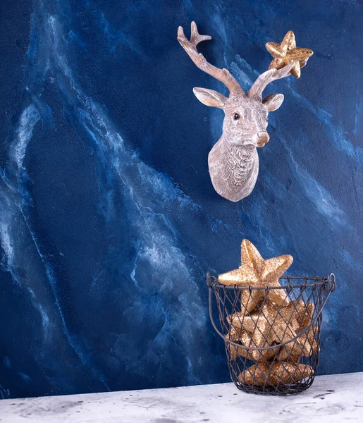 Cabeza Decorativa Ciervos Estrellas Doradas Canasta Sobre Pared Textura Azul — Foto de Stock