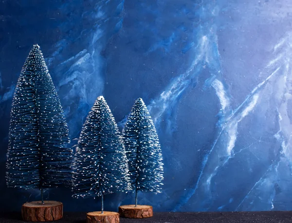 圣诞贺卡很简单 深蓝色纹理背景的装饰蓝色假日树 斯堪的纳维亚简约主义风格 安静的生活 案文的位置 — 图库照片