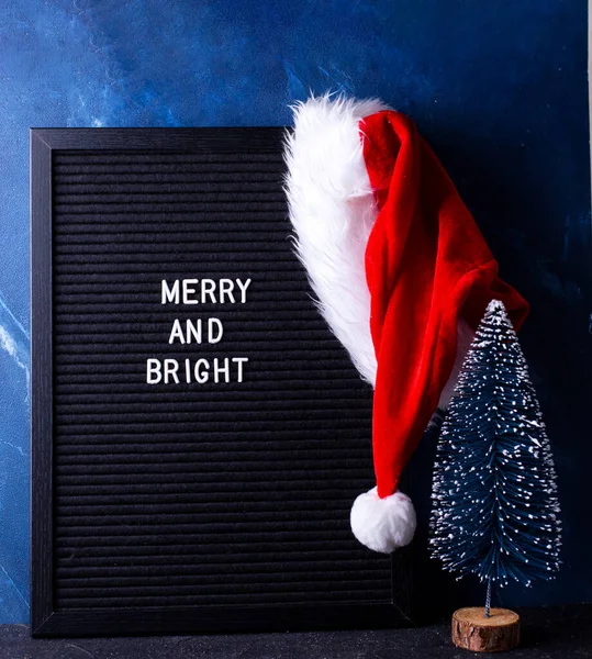 Újév Vagy Karácsonyi Dekoráció Fekete Tábla Piros Kalap Mikulás Kék — Stock Fotó