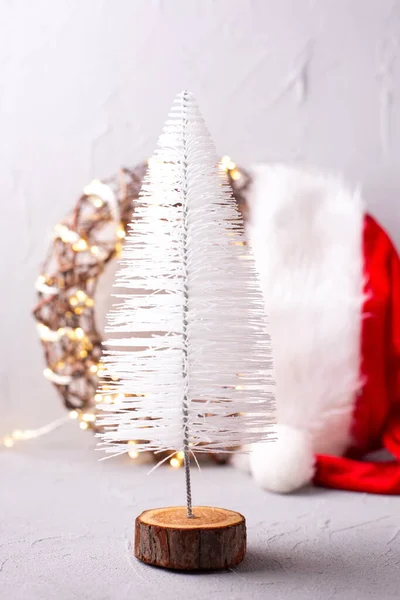 Novoroční Dekorace Dekorativní Bílé Vánoční Stromky Proti Věncům Svátečními Světly — Stock fotografie