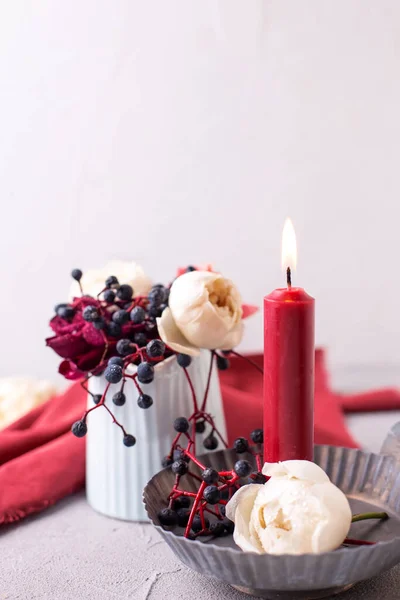 Schöne Postkarte Mit Roter Brennender Kerze Weißen Rosen Blauen Waldbeeren — Stockfoto
