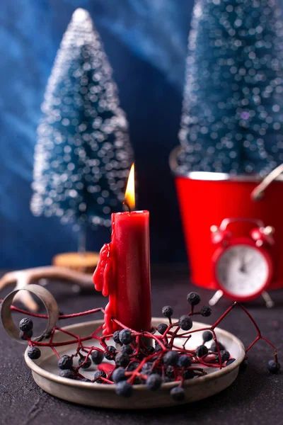Υπέροχα Κόκκινα Και Μπλε Χριστουγεννιάτικα Στολίδια Κόκκινο Αναμμένο Κερί Ρουστίκ — Φωτογραφία Αρχείου